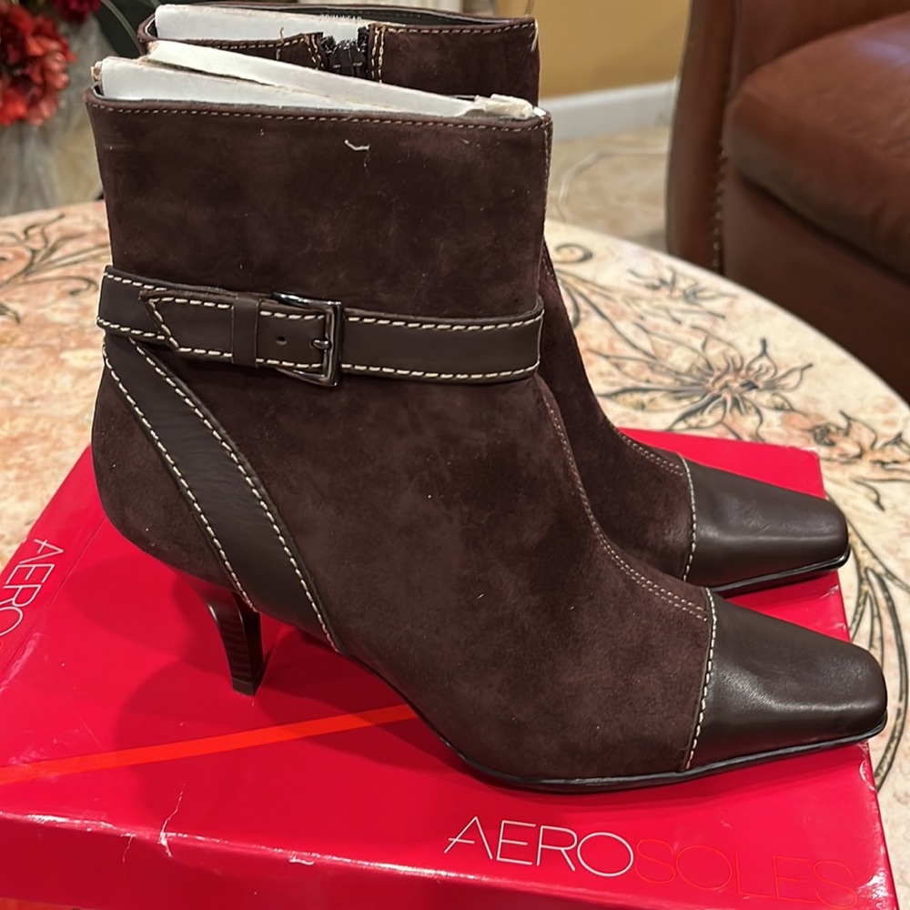 Aerosoles Brown Suede Trim Wear Ankle Heeled Boots With Stitching Detail Size 8